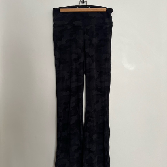 Lululemon Black Camouflage Flare Pants size 12 - Picture 4 of 6